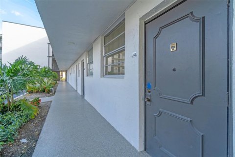 Copropriété à vendre à Miami, Floride: 2 chambres, 105.44 m2 № 1802709 - photo 17