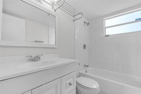 Copropriété à vendre à Miami, Floride: 2 chambres, 105.44 m2 № 1802709 - photo 12