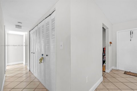 Copropriété à vendre à Miami, Floride: 2 chambres, 105.44 m2 № 1802709 - photo 6