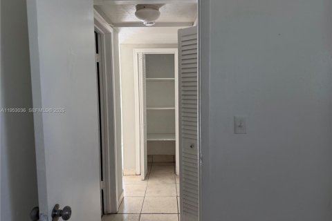 Propiedad comercial en venta en Miami, Florida, 326.27 m2 № 2007762 - foto 29