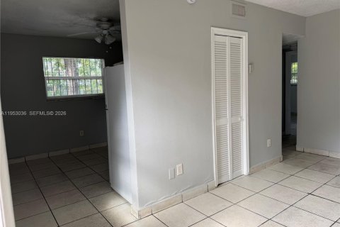 Propiedad comercial en venta en Miami, Florida, 326.27 m2 № 2007762 - foto 21