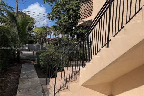 Propiedad comercial en venta en Miami, Florida, 326.27 m2 № 2007762 - foto 9