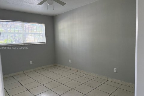 Propiedad comercial en venta en Miami, Florida, 326.27 m2 № 2007762 - foto 27