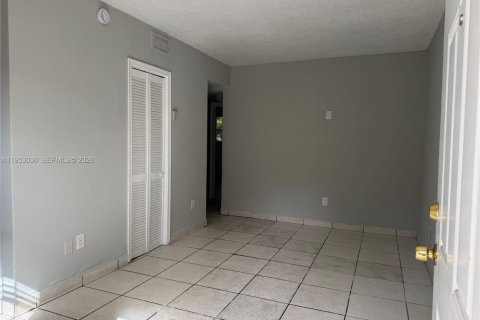 Propiedad comercial en venta en Miami, Florida, 326.27 m2 № 2007762 - foto 20