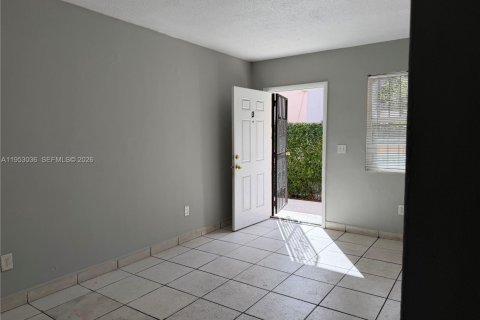 Propiedad comercial en venta en Miami, Florida, 326.27 m2 № 2007762 - foto 30