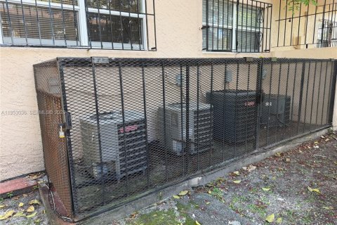 Propiedad comercial en venta en Miami, Florida, 326.27 m2 № 2007762 - foto 11