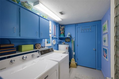 House in Sarasota, Florida 3 bedrooms, 190.17 sq.m. № 2214577 - photo 29