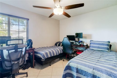 Casa en venta en Miami, Florida, 3 dormitorios, 145.58 m2 № 1927696 - foto 16