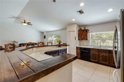 Casa en venta en Miami, Florida, 3 dormitorios, 145.58 m2 № 1927696 - foto 12