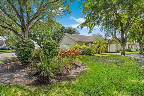 Casa en venta en Miami, Florida, 3 dormitorios, 145.58 m2 № 1927696 - foto 1