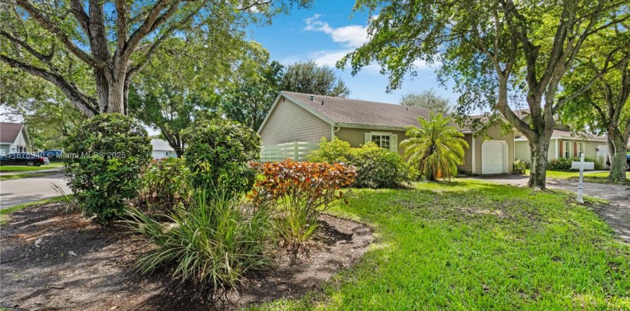 Casa en Miami, Florida 3 dormitorios, 145.58 m2 № 1927696