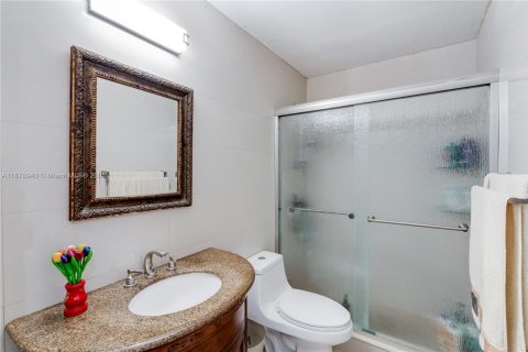 Casa en venta en Miami, Florida, 3 dormitorios, 145.58 m2 № 1927696 - foto 17