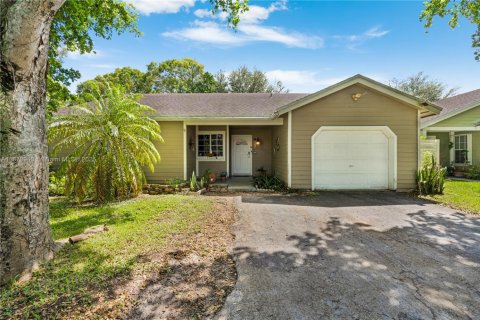 Casa en venta en Miami, Florida, 3 dormitorios, 145.58 m2 № 1927696 - foto 2