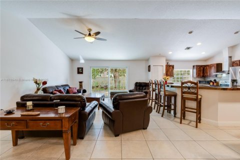 Casa en venta en Miami, Florida, 3 dormitorios, 145.58 m2 № 1927696 - foto 9