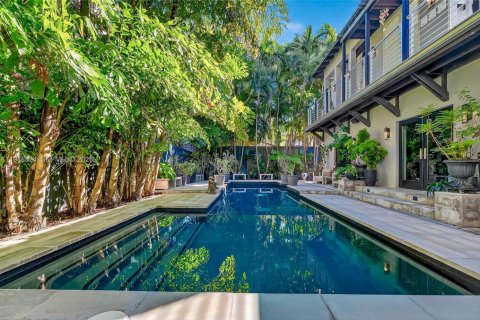 House in Miami, Florida 3 bedrooms, 297.29 sq.m. № 2152999 - photo 1