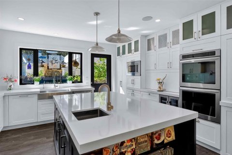 House in Miami, Florida 3 bedrooms, 297.29 sq.m. № 2152999 - photo 5