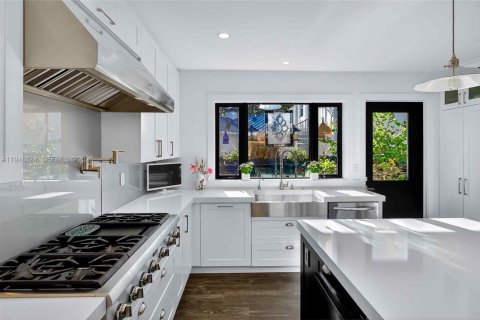 House in Miami, Florida 3 bedrooms, 297.29 sq.m. № 2152999 - photo 9
