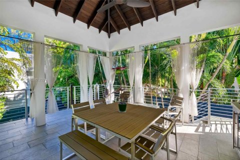 House in Miami, Florida 3 bedrooms, 297.29 sq.m. № 2152999 - photo 29