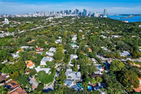 House in Miami, Florida 3 bedrooms, 297.29 sq.m. № 2152999 - photo 30