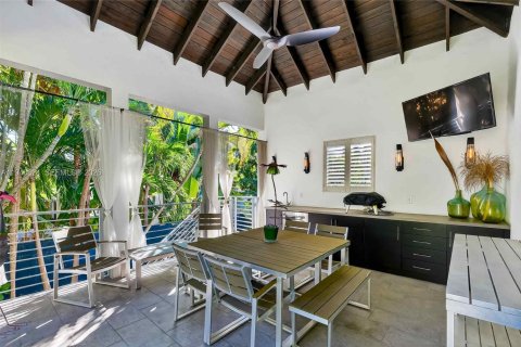 House in Miami, Florida 3 bedrooms, 297.29 sq.m. № 2152999 - photo 13