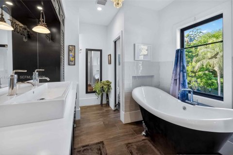 House in Miami, Florida 3 bedrooms, 297.29 sq.m. № 2152999 - photo 28