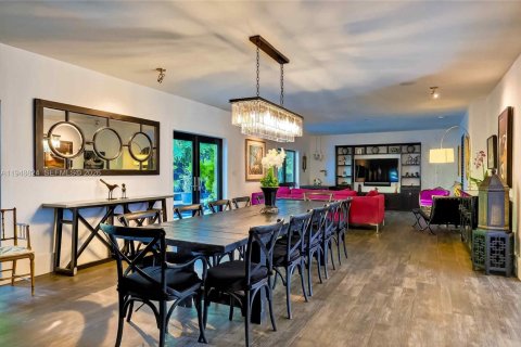 House in Miami, Florida 3 bedrooms, 297.29 sq.m. № 2152999 - photo 7
