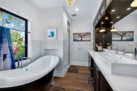 House in Miami, Florida 3 bedrooms, 297.29 sq.m. № 2152999 - photo 27
