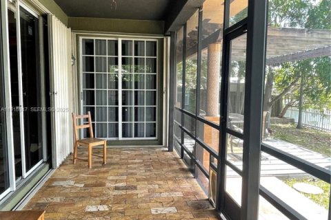 Casa en alquiler en Hallandale Beach, Florida, 3 dormitorios, 180.32 m2 № 1984586 - foto 29