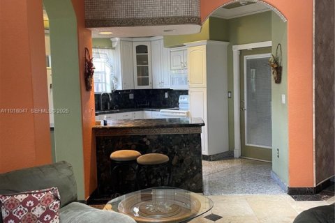 Casa en alquiler en Hallandale Beach, Florida, 3 dormitorios, 180.32 m2 № 1984586 - foto 16
