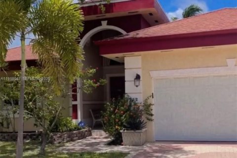 Casa en alquiler en Hallandale Beach, Florida, 3 dormitorios, 180.32 m2 № 1984586 - foto 3