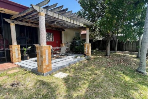 Casa en alquiler en Hallandale Beach, Florida, 3 dormitorios, 180.32 m2 № 1984586 - foto 27