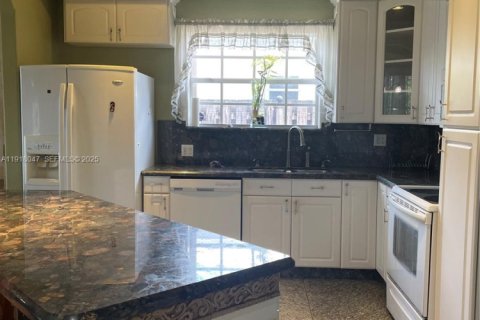 Casa en alquiler en Hallandale Beach, Florida, 3 dormitorios, 180.32 m2 № 1984586 - foto 9