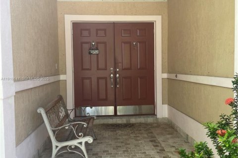 Casa en alquiler en Hallandale Beach, Florida, 3 dormitorios, 180.32 m2 № 1984586 - foto 2