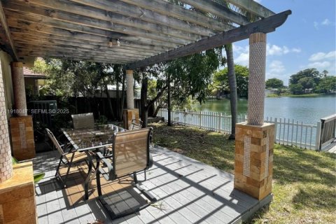 Casa en alquiler en Hallandale Beach, Florida, 3 dormitorios, 180.32 m2 № 1984586 - foto 24