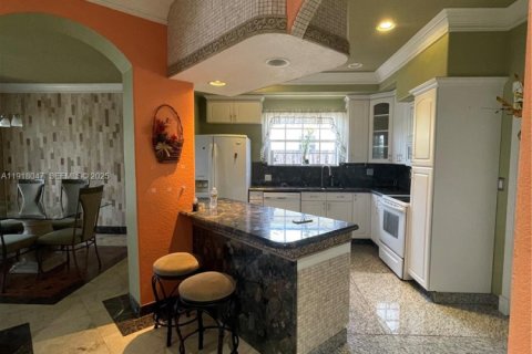 Casa en alquiler en Hallandale Beach, Florida, 3 dormitorios, 180.32 m2 № 1984586 - foto 13