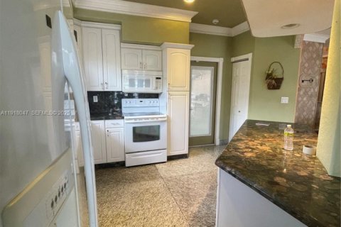 Casa en alquiler en Hallandale Beach, Florida, 3 dormitorios, 180.32 m2 № 1984586 - foto 11