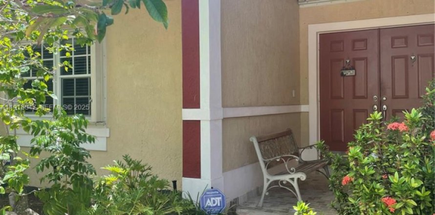 Casa en Hallandale Beach, Florida 3 dormitorios, 180.32 m2 № 1984586