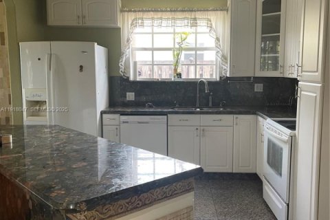Casa en alquiler en Hallandale Beach, Florida, 3 dormitorios, 180.32 m2 № 1984586 - foto 10