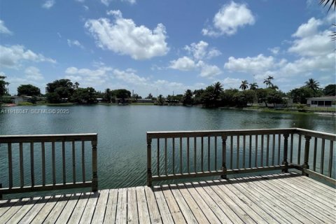 Casa en alquiler en Hallandale Beach, Florida, 3 dormitorios, 180.32 m2 № 1984586 - foto 26
