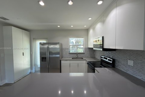 House in Fort Lauderdale, Florida 3 bedrooms, 100.71 sq.m. № 2069420 - photo 5