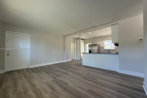 House in Fort Lauderdale, Florida 3 bedrooms, 100.71 sq.m. № 2069420 - photo 3