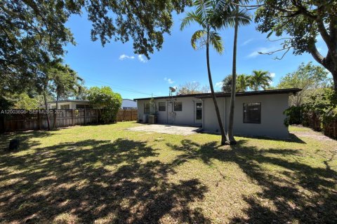 House in Fort Lauderdale, Florida 3 bedrooms, 100.71 sq.m. № 2069420 - photo 24
