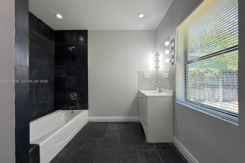 House in Fort Lauderdale, Florida 3 bedrooms, 100.71 sq.m. № 2069420 - photo 14