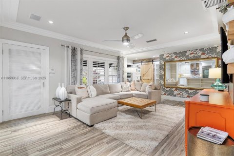 Снять в аренду виллу или дом в Корал-Гейблс, Флорида 3 спальни, 146.69м2, № 2005734 - фото 2