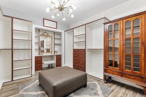 Снять в аренду виллу или дом в Корал-Гейблс, Флорида 3 спальни, 146.69м2, № 2005734 - фото 12