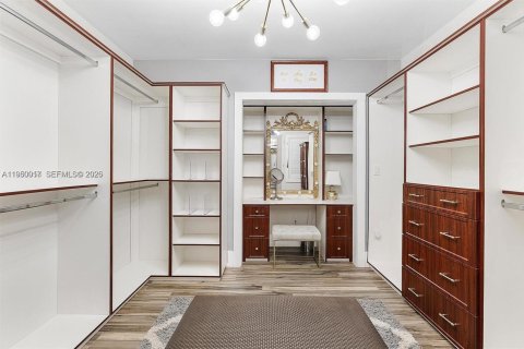 Снять в аренду виллу или дом в Корал-Гейблс, Флорида 3 спальни, 146.69м2, № 2005734 - фото 13