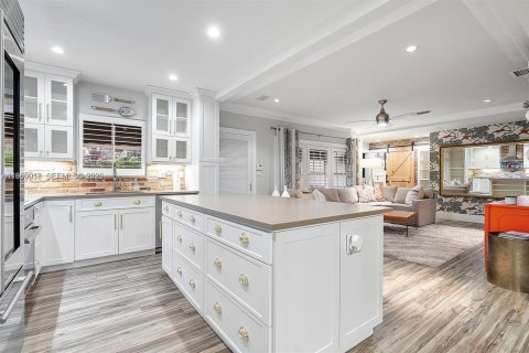 Снять в аренду виллу или дом в Корал-Гейблс, Флорида 3 спальни, 146.69м2, № 2005734 - фото 5