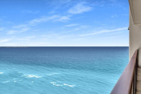 Condo in Hollywood, Florida, 3 bedrooms  № 1698151 - photo 8