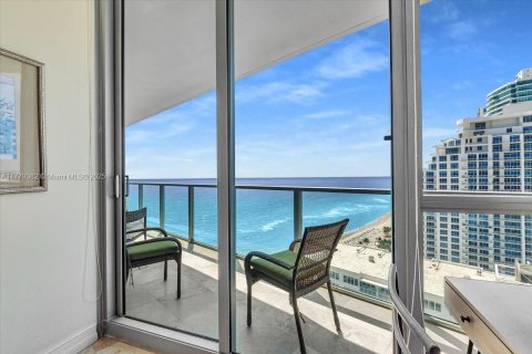 Condo in Hollywood, Florida, 3 bedrooms  № 1698151 - photo 27
