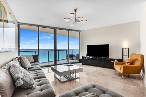 Condo in Hollywood, Florida, 3 bedrooms  № 1698151 - photo 1